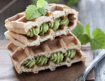 Waffeln gefüllt mit Apfel-Matchacreme Waffeln gefüllt mit Apfel-Matchacreme