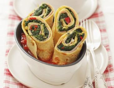 Palatschinkenröllchen mit Spinat-Schinken-Füllung in Tomatensauce Palatschinkenröllchen mit Spinat-Schinken-Füllung in Tomatensauce