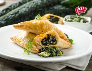 Dinkel-Blätterteigtascherl mit Schwarzkohl und Feta Dinkel-Blätterteigtascherl mit Schwarzkohl und Feta