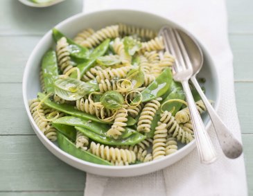 Nudelsalat mit Zuckerschoten, Zitrone und Basilikum Nudelsalat mit Zuckerschoten, Zitrone und Basilikum