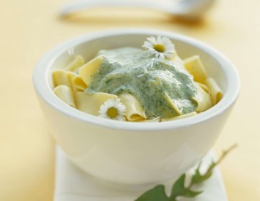 Pappardelle mit Löwenzahn-Oberssauce und Gänseblümchen Pappardelle mit Löwenzahn-Oberssauce und Gänseblümchen