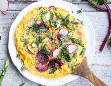 Frittata mit Spargel, Roten Rüben und Radieschen