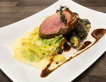 Schweinsfilet mit Rahmkohl und Mohnschupfnudeln