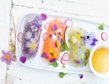 Rohe Frühlingsrollen mit Gemüse und Essblüten Rohe Frühlingsrollen mit Gemüse und Essblüten
