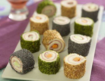 Schinken-Frischkäse-Röllchen mit Brösel, Karotten und Gurke Schinken-Frischkäse-Röllchen mit Brösel, Karotten und Gurke