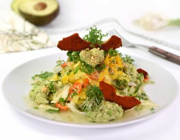 Marinierter Zoodlesalat mit Avocado Marinierter Zoodlesalat mit Avocado