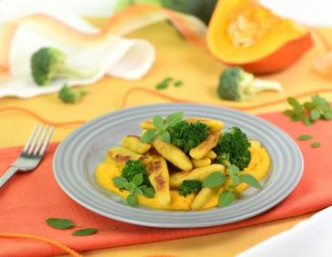 Mais-Schupfnudeln mit Kürbispüree und Brokkoli Mais-Schupfnudeln mit Kürbispüree und Brokkoli