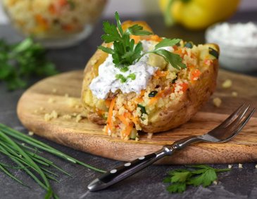 Ofenkartoffeln mit Gemüse-Couscous und Kräutertopfen Ofenkartoffeln mit Gemüse-Couscous und Kräutertopfen