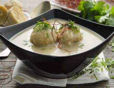 Hühnercremesuppe mit Bröselknöderl Hühnercremesuppe mit Bröselknöderl