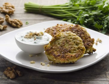Kohlrabi-Haferflocken-Laibchen mit Walnuss-Joghurt Kohlrabi-Haferflocken-Laibchen mit Walnuss-Joghurt