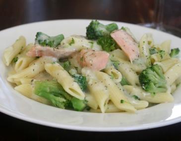 Babynahrung: Fusilli mit Lachs und Brokkoli Babynahrung: Fusilli mit Lachs und Brokkoli