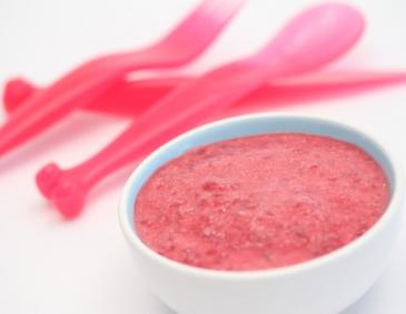 Babynahrung: Grießbrei mit Himbeeren Babynahrung: Grießbrei mit Himbeeren
