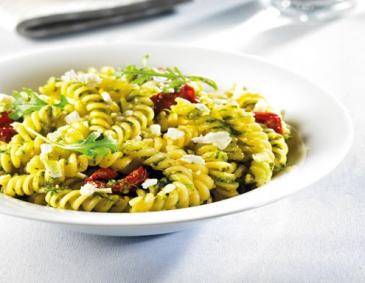 Girandole al Pesto alla Genovese mit getrockneten Tomaten, frisch geriebenem Schafskäse und Rucola Girandole al Pesto alla Genovese mit getrockneten Tomaten, frisch geriebenem Schafskäse und Rucola