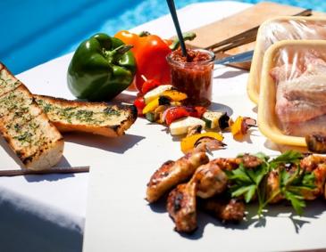 Hühnerkeulen und Hühnerflügerl im BBQ-Style mit Gemüsespieß und Knoblauchbaguette Hühnerkeulen und Hühnerflügerl im BBQ-Style mit Gemüsespieß und Knoblauchbaguette