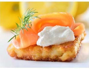 Kartoffel-Lachs-Taler mit Joghurt-Dip Kartoffel-Lachs-Taler mit Joghurt-Dip