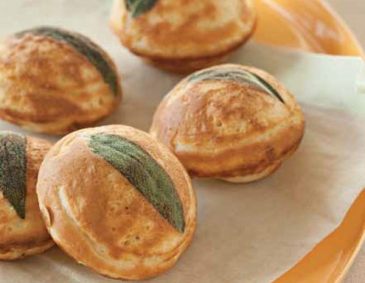 Mini-Krapfen mit Kräutern und Ziegenfrischkäse