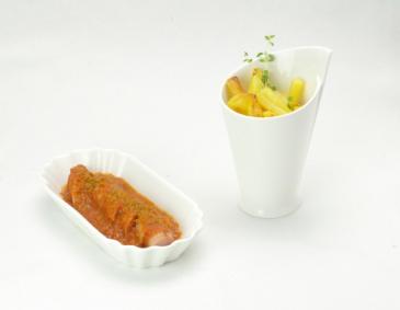 Currywurst mit karibischen Geschmack und handgeschnittenen Pommes Currywurst mit karibischen Geschmack und handgeschnittenen Pommes