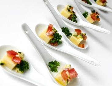 Polenta-Schnitte mit Zucchini-Tomaten Salsa Polenta-Schnitte mit Zucchini-Tomaten Salsa