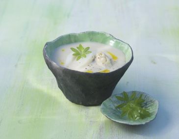 Spargelcremesuppe mit Waldmeister Spargelcremesuppe mit Waldmeister