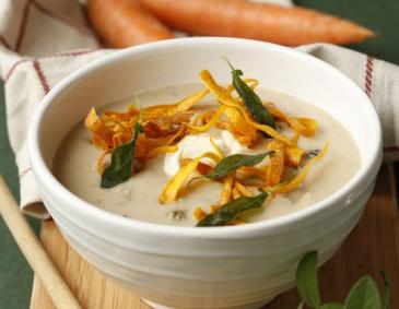 Cremesuppe von edlen Waldpilzen mit Karotten und Salbei Cremesuppe von edlen Waldpilzen mit Karotten und Salbei