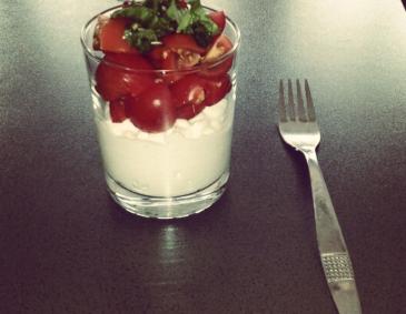 Cocktailtomaten-Salat auf Cottage Cheese im Glas Cocktailtomaten-Salat auf Cottage Cheese im Glas