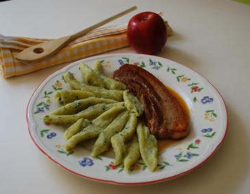 Gebratene Bauchschnitten in Mostrahmsoße mit Zucchininockerln Gebratene Bauchschnitten in Mostrahmsoße mit Zucchininockerln