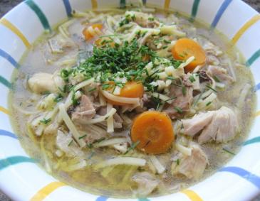 Hühnersuppe aus dem Druckkochtopf Hühnersuppe aus dem Druckkochtopf