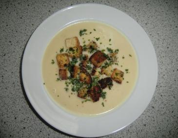 Knoblauchcremesuppe mit Knoblauch-Croûtons Knoblauchcremesuppe mit Knoblauch-Croûtons