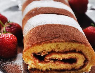 Schnelle Biskuitroulade mit Erdbeermarmelade Schnelle Biskuitroulade mit Erdbeermarmelade