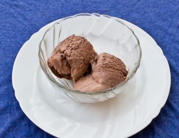 Schokoladeneis mit Schokosplitter Schokoladeneis mit Schokosplitter