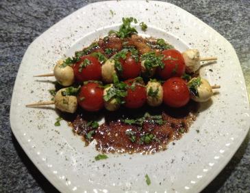 Tomaten-Mozzarella-Spieße Tomaten-Mozzarella-Spieße