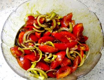 Tomatensalat mit Kürbiskernöl Tomatensalat mit Kürbiskernöl