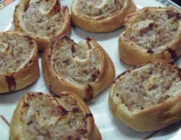 Blätterteigschnecken mit Faschiertem Blätterteigschnecken mit Faschiertem