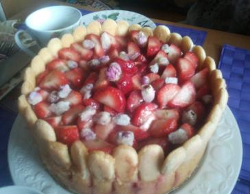 Erdbeertorte mit kandierten Rosen Erdbeertorte mit kandierten Rosen