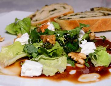 Salat mit Ziegenfrischkäse und Nüssen Salat mit Ziegenfrischkäse und Nüssen
