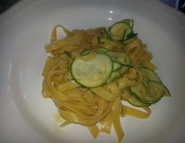 Bandnudeln mit Zucchini Bandnudeln mit Zucchini