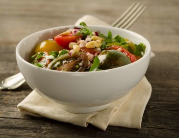 Bunter Paradeisersalat mit Rucola und Aarons "Speed Dressing" Bunter Paradeisersalat mit Rucola und Aarons "Speed Dressing"