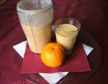 Orangen-Smoothie mit Erdmandel und Braunhirse Orangen-Smoothie mit Erdmandel und Braunhirse