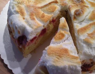 Rhabarber-Himbeer-Kuchen mit Guß und Baiserhaube Rhabarber-Himbeer-Kuchen mit Guß und Baiserhaube