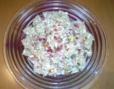 Bunter Farfalle-Salat mit Mayonnaise und Chili Bunter Farfalle-Salat mit Mayonnaise und Chili