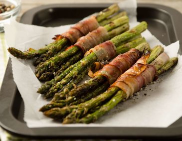Gegrillter grüner Spargel mit Speck Gegrillter grüner Spargel mit Speck