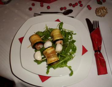 Zucchini-Mozzarella-Röllchen mit Prosciutto auf Salat Zucchini-Mozzarella-Röllchen mit Prosciutto auf Salat