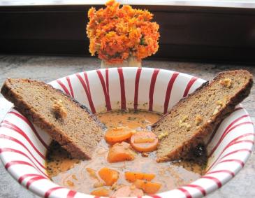 Tomatenkarottensuppe mit Knoblauchbrot Tomatenkarottensuppe mit Knoblauchbrot