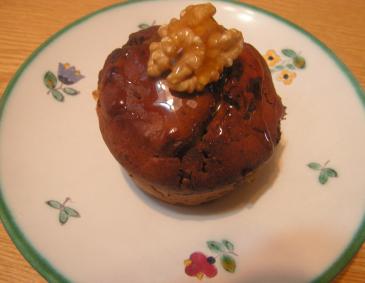 Schokoladen-Bananen-Muffins mit kandierten Walnüssen Schokoladen-Bananen-Muffins mit kandierten Walnüssen