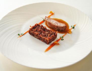 Entenbrust und gebratene Schenkel an einem Riz Rouge Tortelett Entenbrust und gebratene Schenkel an einem Riz Rouge Tortelett