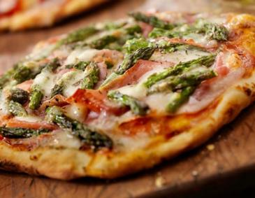 Tiroler Spargel-Speck-Pizza Tiroler Spargel-Speck-Pizza