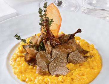 Risotto mit Safran, Wachtelbrust und weißem Trüffel Risotto mit Safran, Wachtelbrust und weißem Trüffel