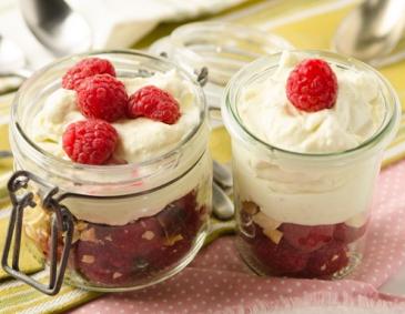 Obstsalat mit Avocado, Himbeeren und Nüssen Obstsalat mit Avocado, Himbeeren und Nüssen