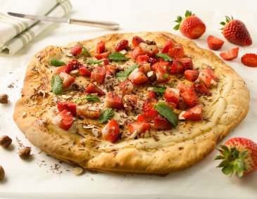Süße Pizza mit Ricotta und Erdbeeren Süße Pizza mit Ricotta und Erdbeeren