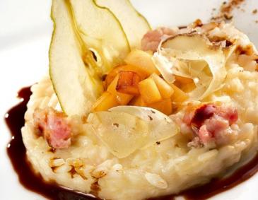Risotto mit Toma-Käse, Wurst und Gewürzbirnen Risotto mit Toma-Käse, Wurst und Gewürzbirnen